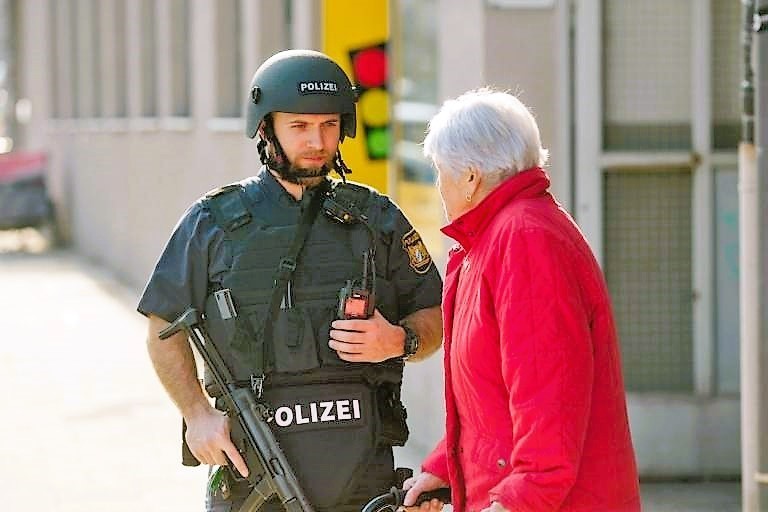 Amok-Angriff in Duisburg! Mann wird mit Hammer und Messer attackiert - Lebensgefahr!
