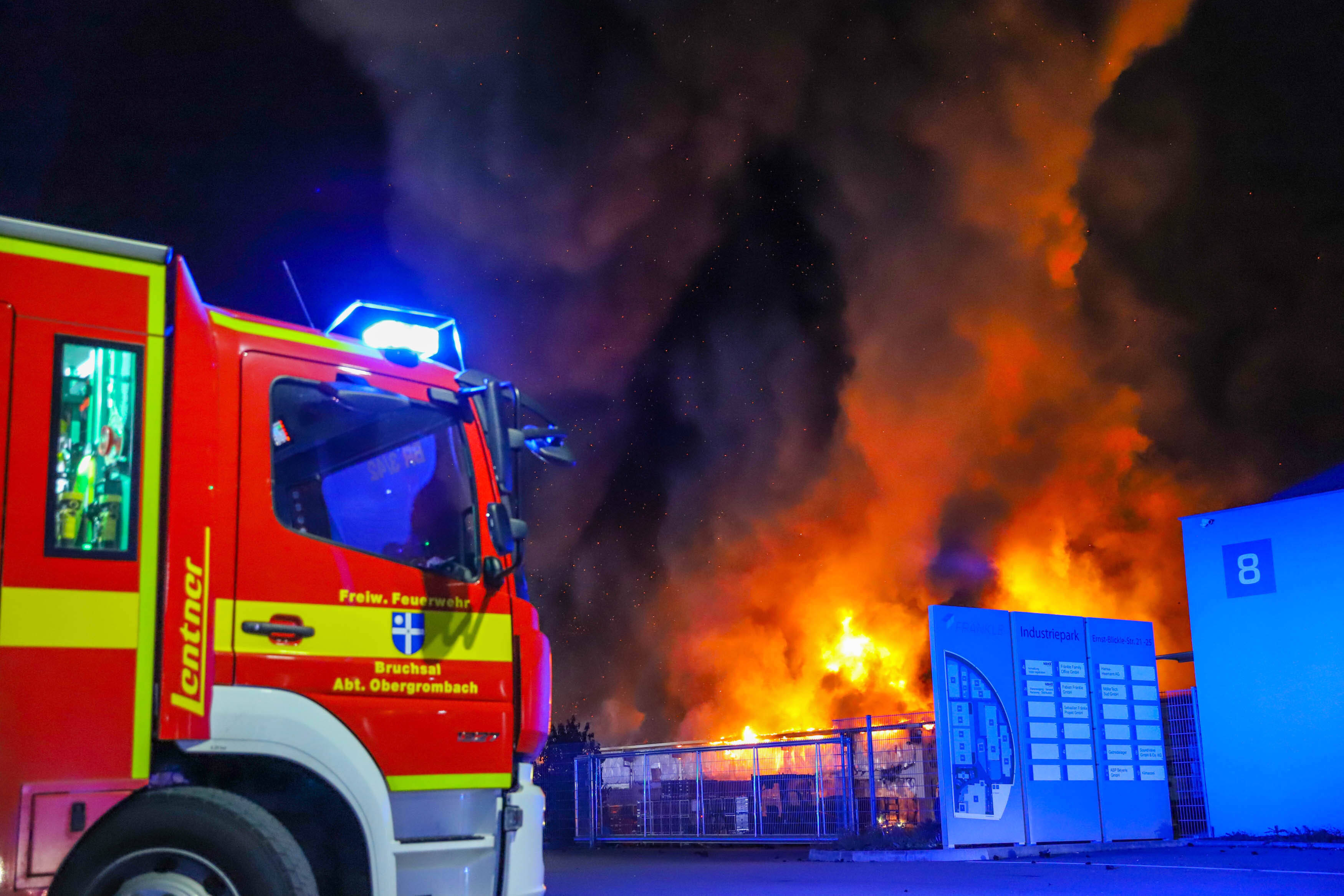 Hochhausbrand in Berlin! Menschen springen in den Tod um sich zu retten! Feuerwehr bestätigt 2 Todesfälle