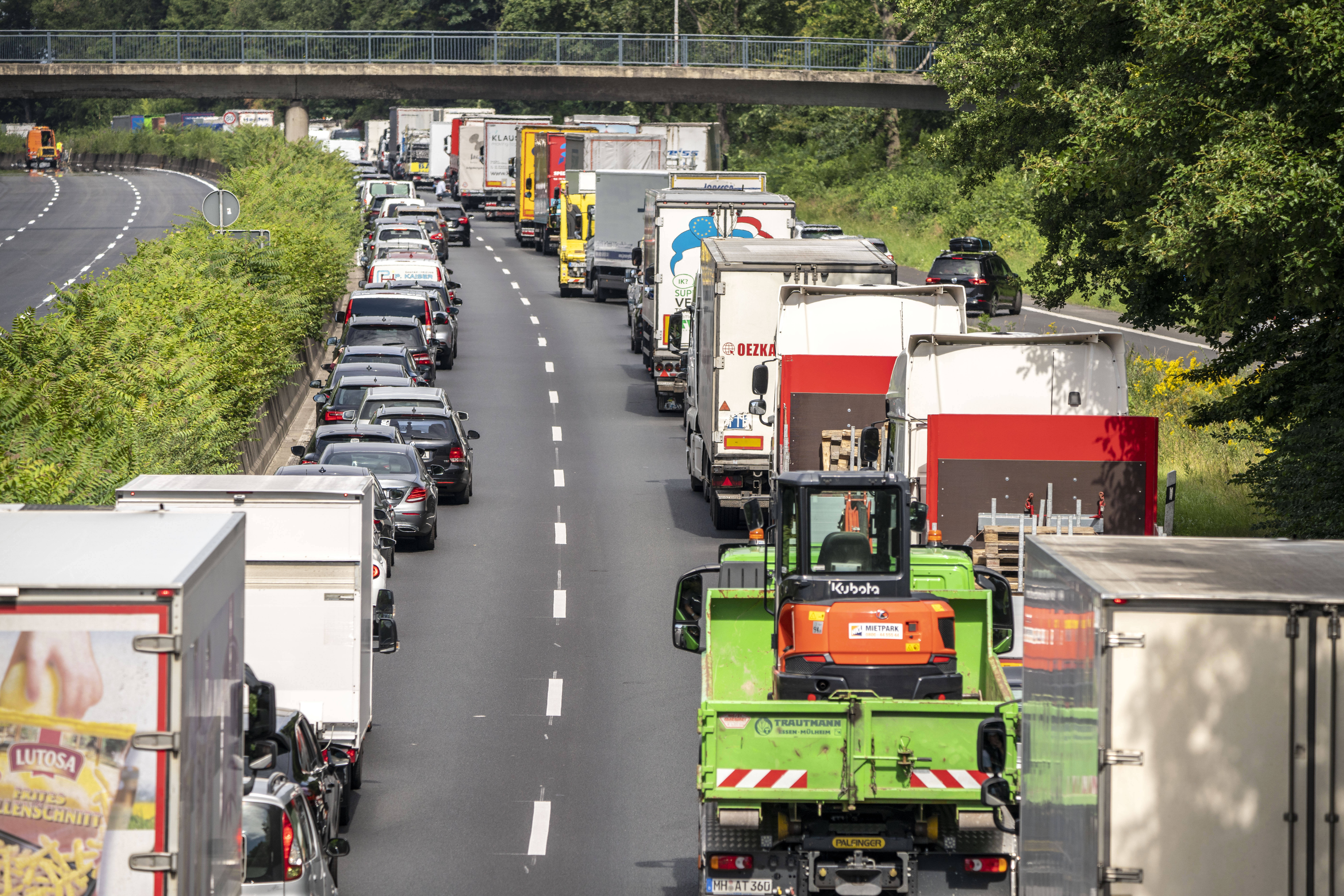 Geisterfahrer-Unfall! Rentner (83) wendet auf Autobahn und überlebt den Zusammenstoß nicht