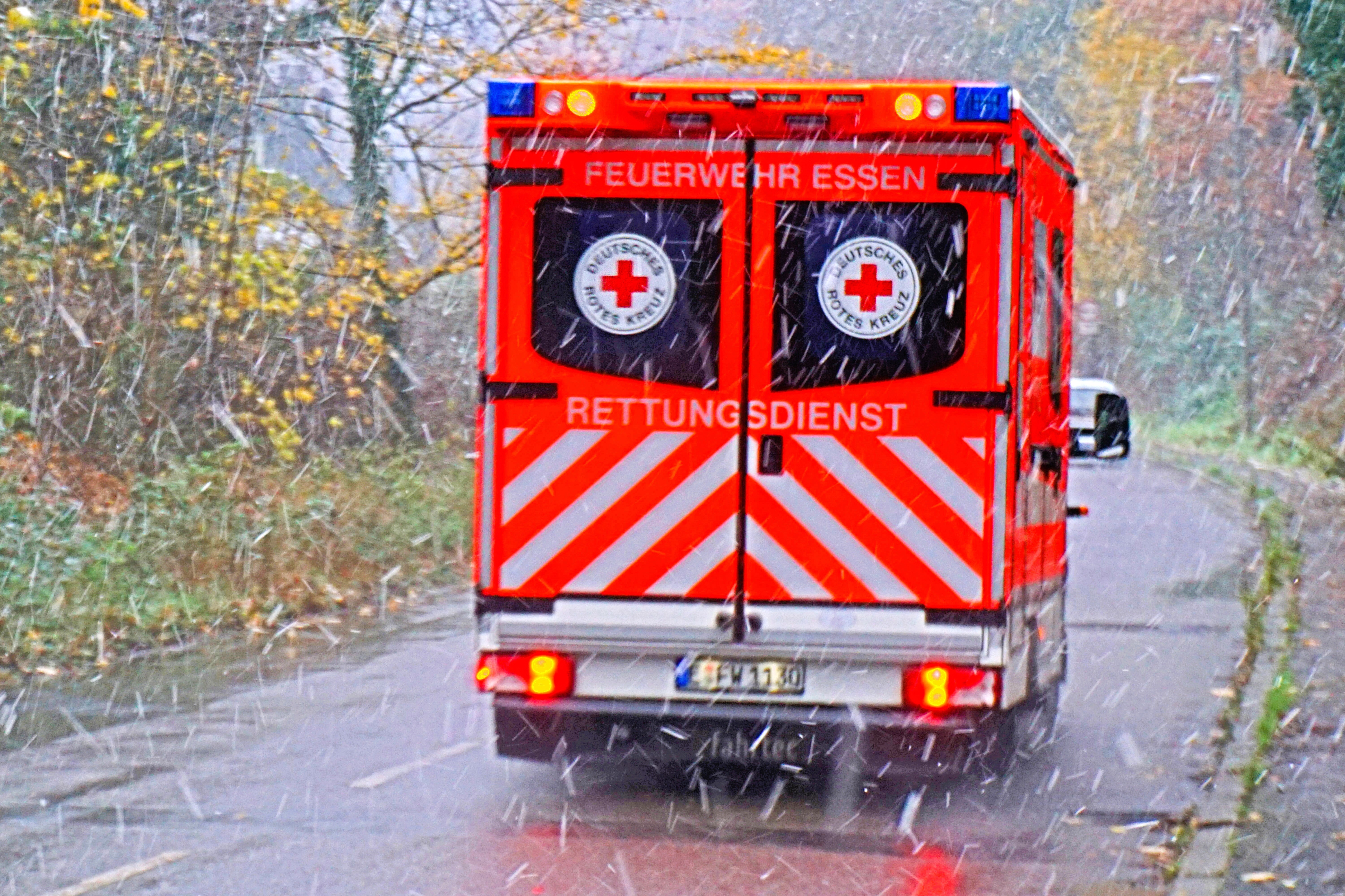 Unglück an Bahnübergang! Rollstuhlfahrer von heranrasendem Zug überrollt!