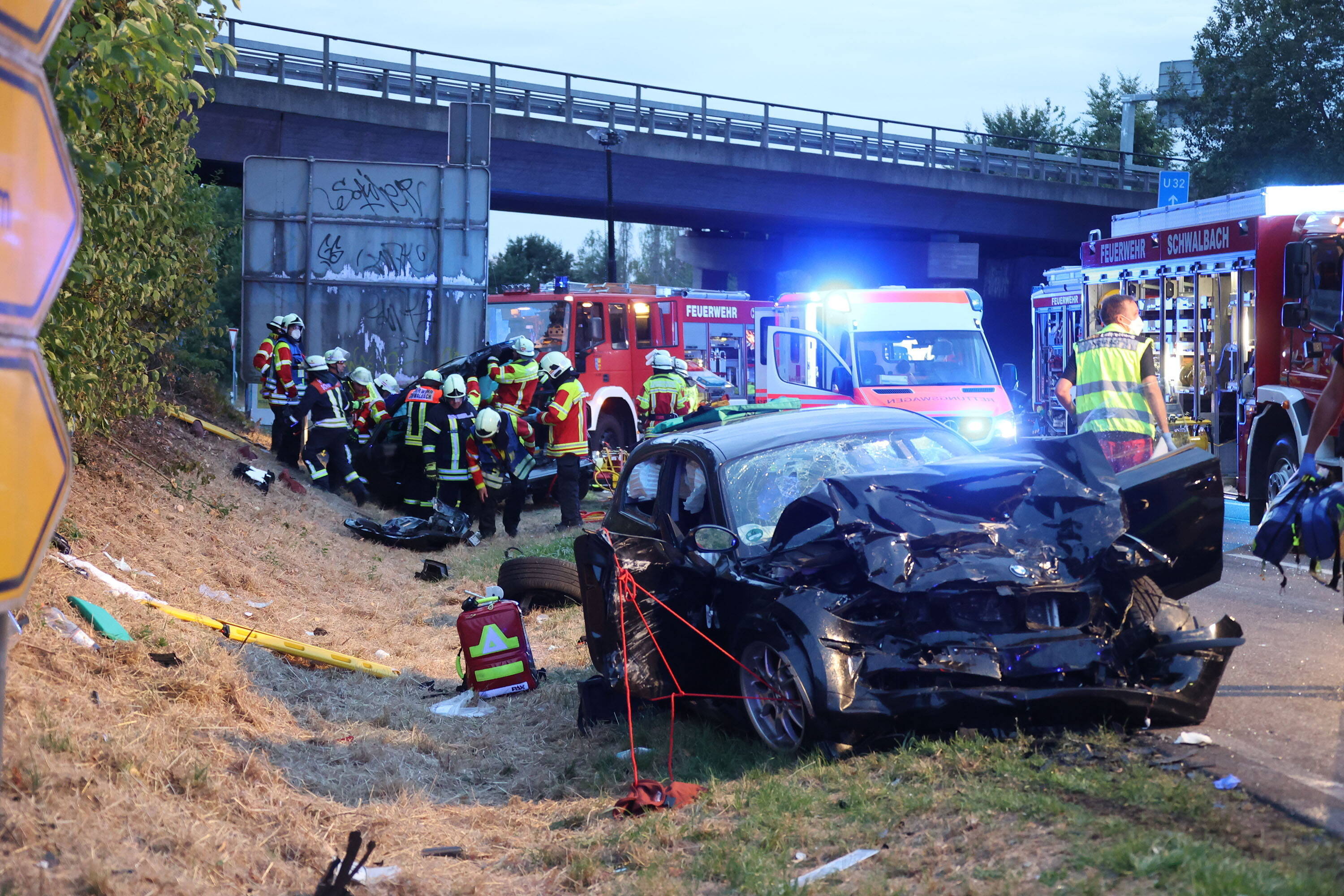 Schlimmer Unfall! Wohnmobil bei Aufprall auf einen Baum fast auseinandergerissen