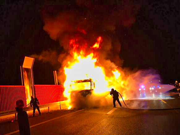Feuerinferno auf der Autobahn! Vollsperrung - Laster steht am Autobahndreieck in hellen Flammen