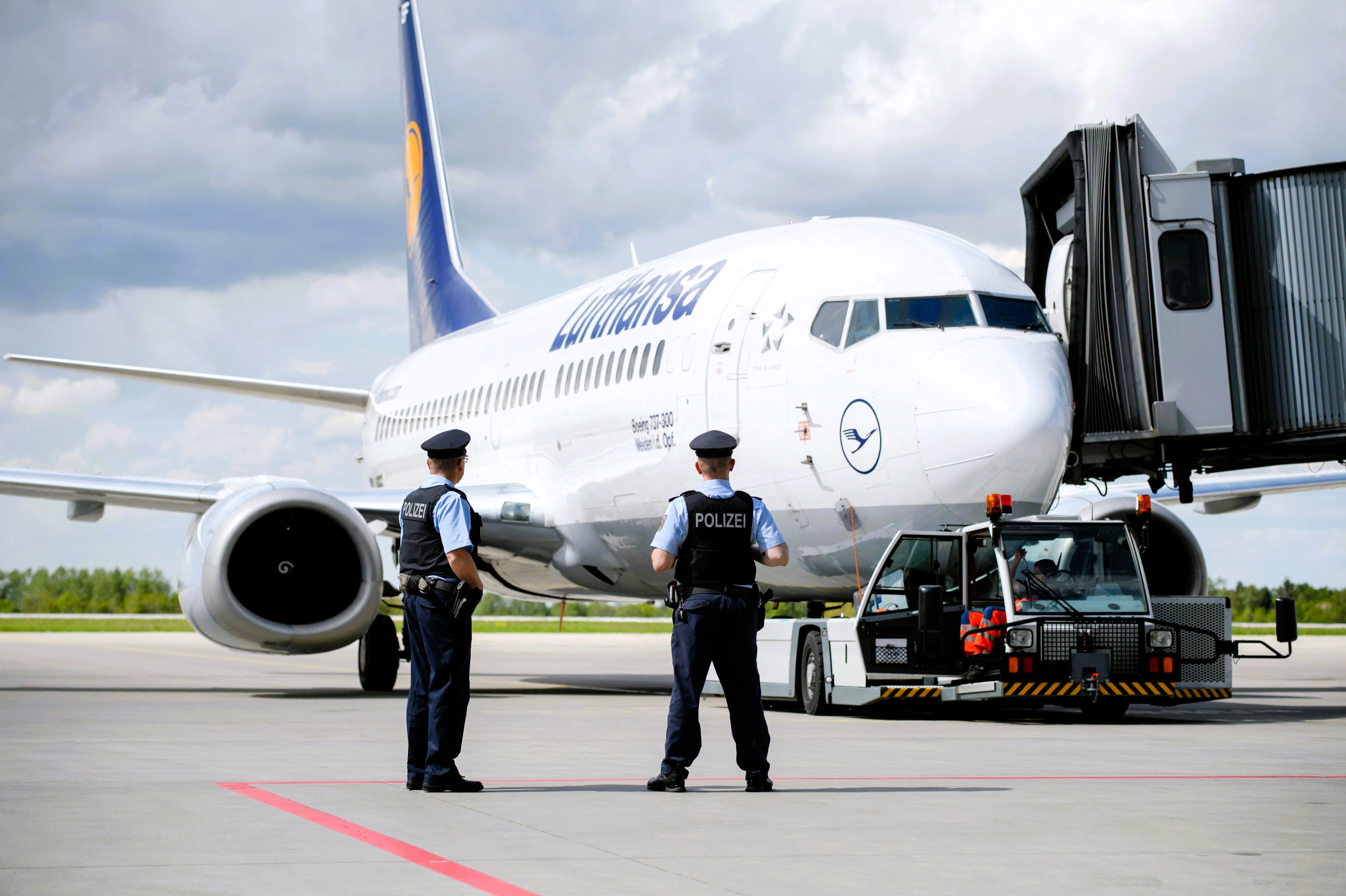 Panik an Bord einer Lufthansa-Maschine - Triebwerk kurz nach den Start ausgefallen - Notlandung!