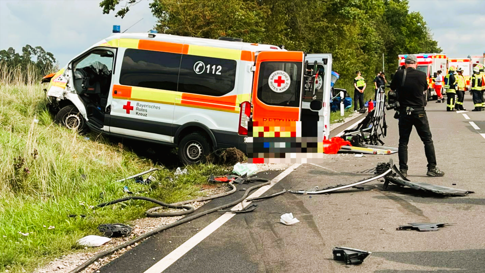 Krankenwagen kollidiert mit umgestürztem Baum - Patient im Wagen stirbt bei dem Unfall!