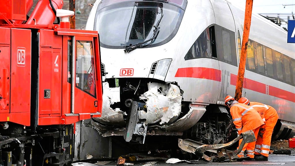 ICE muss Notbremsung durchführen - bei Höchstgeschwindigkeit! Frau durch Sogwirkung schwer verletzt!