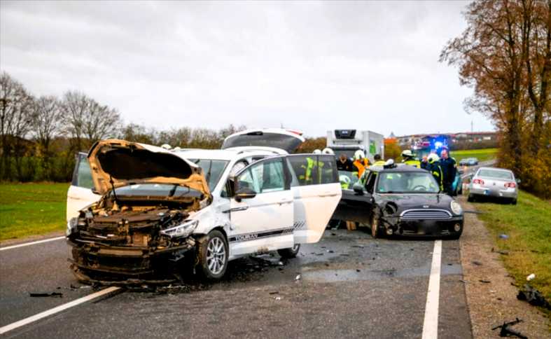 Schwerer Unfall auf der Autobahn - Vollsperrung! Wagen zerreißt in mehrere Teile - Retter können nichts mehr tun