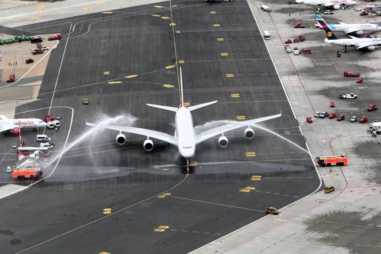 Schweres Flugzeugunglück - 280 Menschen in Angst, Airbus kollidiert mit Boeing und wird schwer beschädigt!