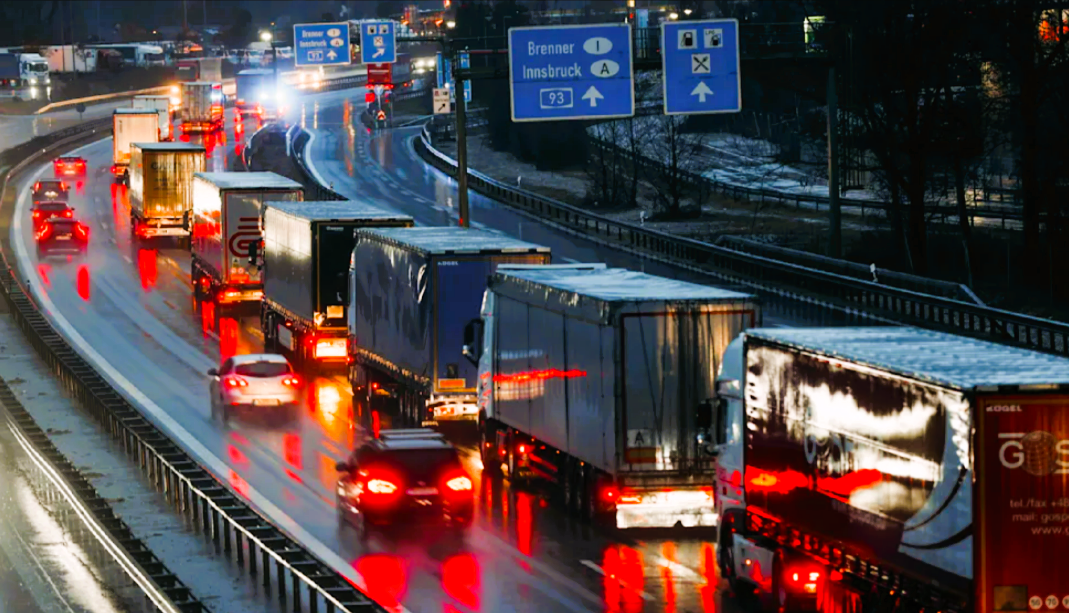 Vollsperrung! Pferde auf der Autobahn! Entlaufene Pferde sorgen für Chaos - Schwerlaster kollidiert mit einem der Tiere