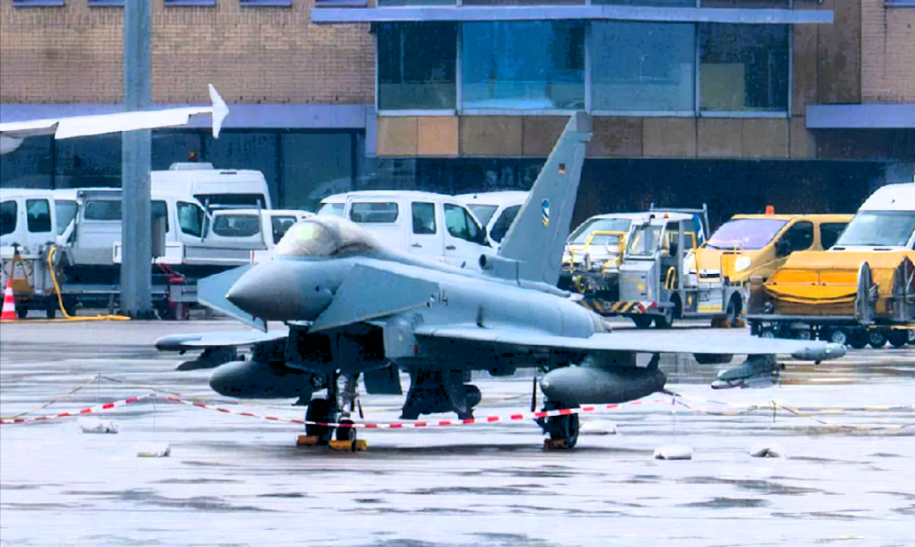 Deutscher Eurofighter muss notlanden! Großalarm am Flughafen Stuttgart