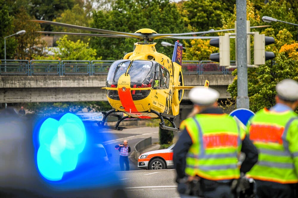 Vollsperrung nach Horrorunfall! Heftiger Frontalcrash mit mehreren Verletzten - Fahrer weicht Tier aus und rast in Gegenverkehr