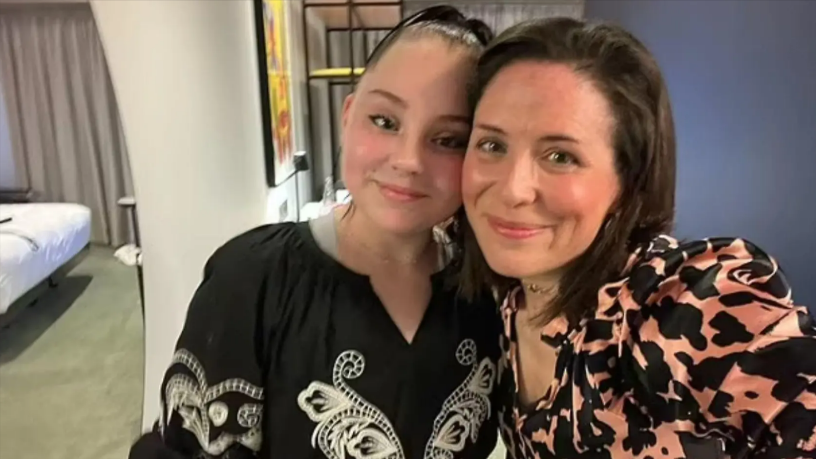 Zoff im Urlaubsflieger - Bekannte TV-Moderatorin und Kinder aus Flieger geworfen!