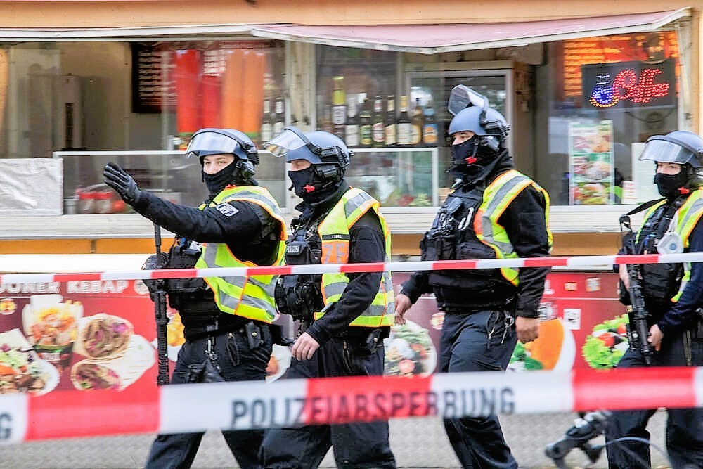Amokangriff am EM-Abend! Mann verletzt 3 Personen, Polizei erschießt Messerangreifer!