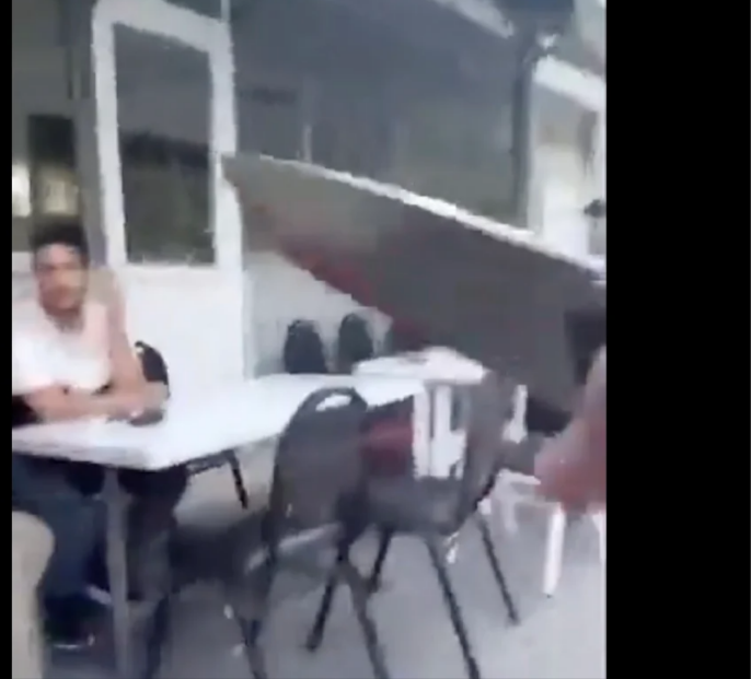 Eilmeldung! Unglaubliche Bluttat - Maskenmann sticht mit Messer auf Menschen vor Moschee ein!